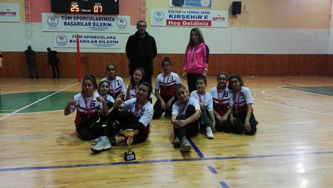 Fatih Ortaokulu Kız Voleybol Takımı İl Geneli Voleybol Müsabakaları Finalinde İl İkincisi Oldu