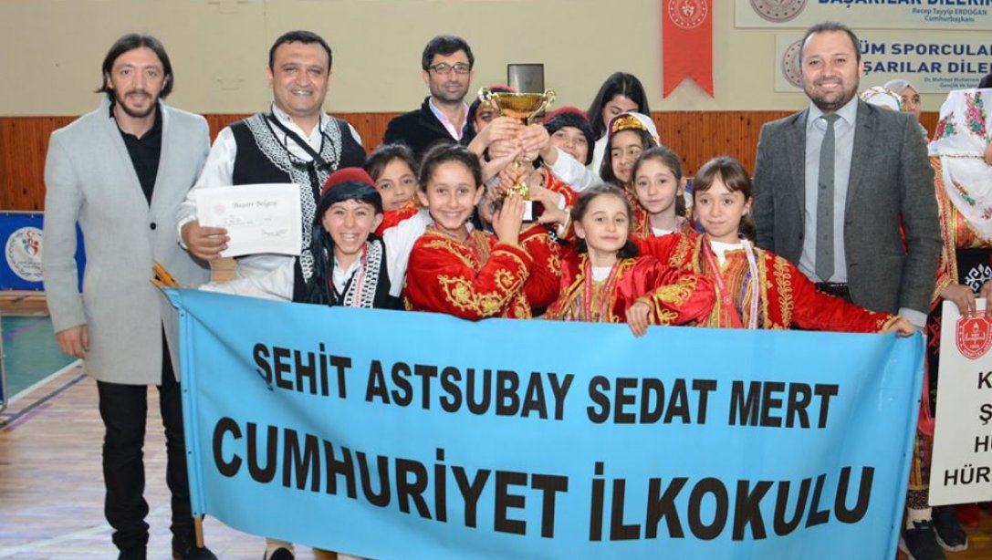 Halk oyunları küçükler düzenlemesiz dalda ilçemiz Şehit Astsubay Sedat Mert Cumhuriyet İlkokulu il birincisi oldu.