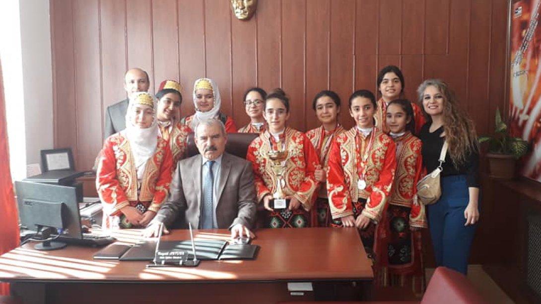 Halk oyunları yıldız kızlar düzenlemesiz dal kategorisinde Şehit Öğretmen Hüseyin Aydemir Hürriyet Ortaokulu il birincisi oldu.