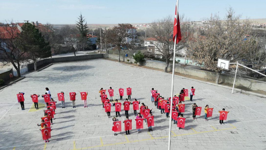 Atatürk İlkokulu minik öğrencilerimiz Türk Silahlı Kuvvetleri'nin yürüttüğü 'Bahar Kalkanı Harekatı' operasyonuna katılan Mehmetçik'e destek olmak amacıyla okul bahçesinde bayraklarla TSK yazdı. 