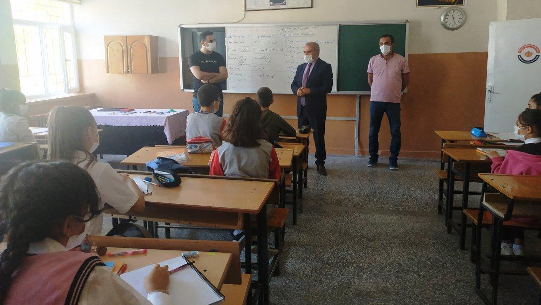 İlçe Milli Eğitim Müdürümüz Hayati AKTÜRK Şehit Ramazan Karaca Anadolu Lisesi, Hacı Derviş Rasim Ünsal İlkokulu ve Fatih Ortaokullarını ziyaret etti 