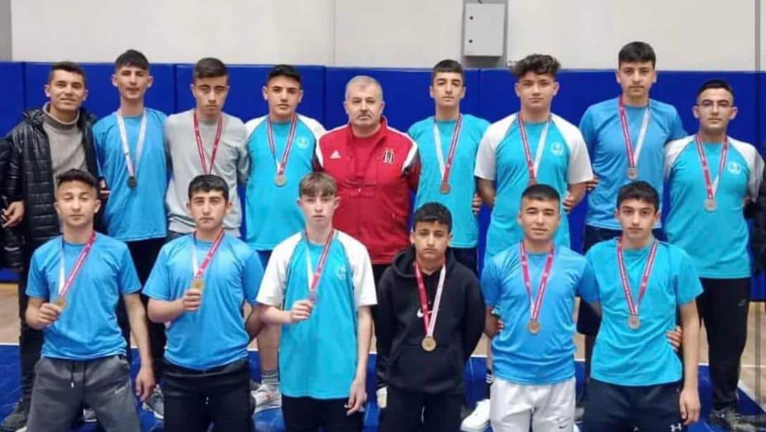 İlçemiz Şeyh Edebali Mesleki ve Teknik Anadolu Lisesi öğrencileri, Okul Sporları Güreş Müsabakalarında 5 dalda Altın, 5 dalda Gümüş, 3 dalda bronz madalya kazanandı.